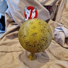 Garraka Orb con supporto – Replica stampata in 3D con filamento dorato (Ghostbusters: Frozen Empire)